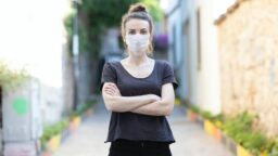 "Le maschere funzionano" per rallentare i tassi di infezione da COVID-19, risultati dello studio