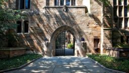 Yale invita gli studenti a tornare al campus con alcuni avvertimenti