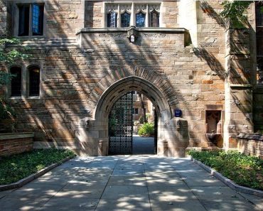 Yale lädt Studenten mit einigen Einschränkungen zurück zum Campus ein
